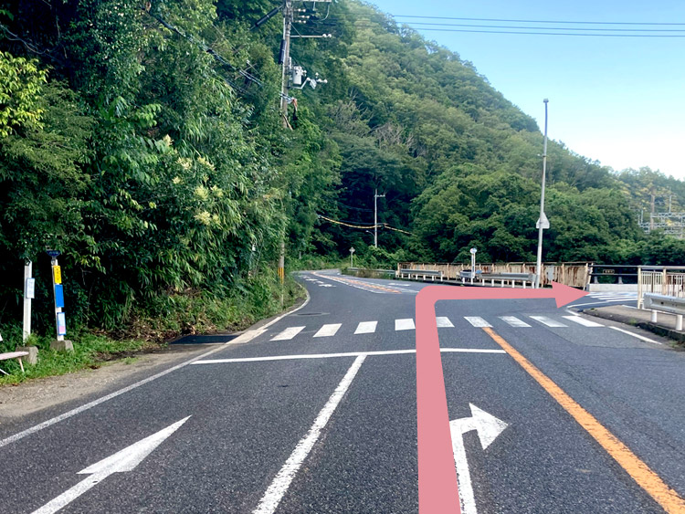 『からとの湯』を過ぎ、最初の交差点を右折（唐櫃台駅方面）して、踏切を渡ります。