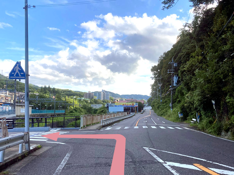 最初の交差点を左折（唐櫃台駅方面）して、踏切を渡ります。