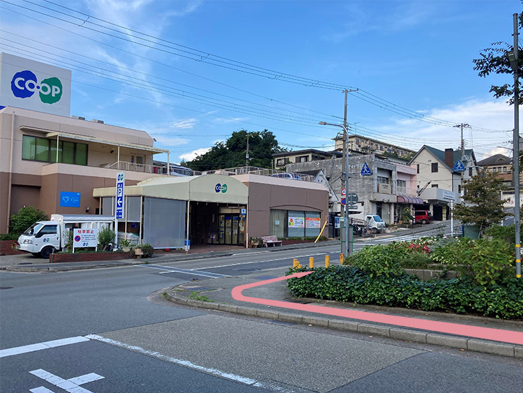 神戸電鉄『唐櫃台駅』で下車し、矢印の方向に進んでください。