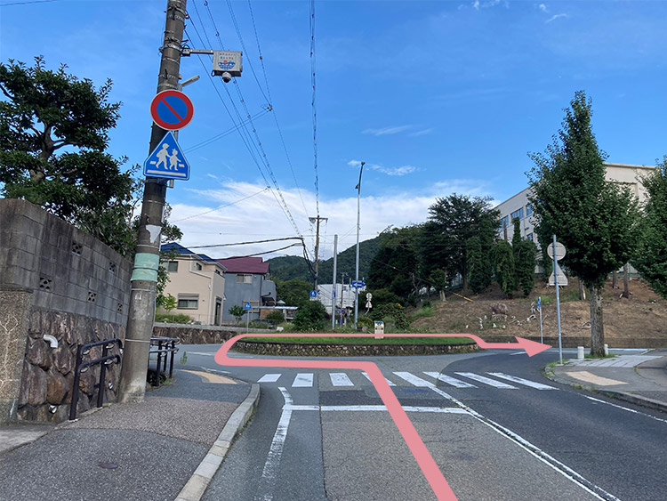 次の交差点を右折するのですが、交差点がロータリー形状（時計回りの一方通行）になっていますので、一度左方向に曲がり、ぐるっと3/4周回って右方向に進みます。