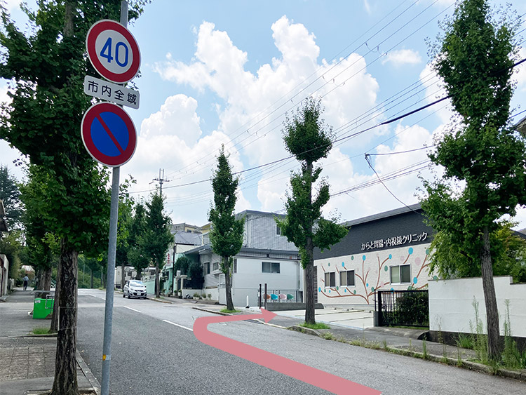 200mほど進むと、右手に当院がございます。そのまま駐車場にお停めください。